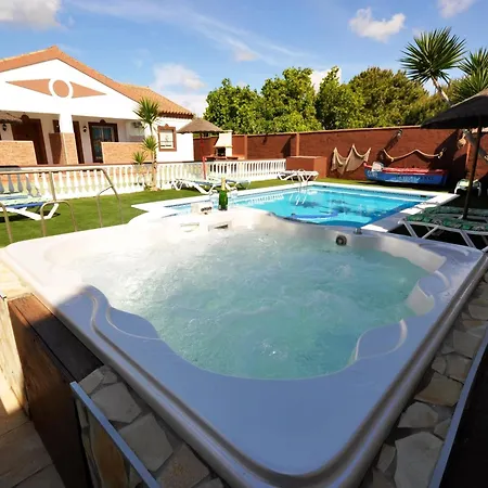 Chalet Con Piscina Y Jacuzzi Compartido En Conil De La Frontera, Ideal Para Familias - Es-180-88